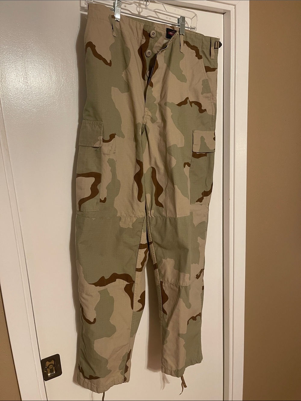Mens Camo Cargo Bottoms in Desert Camouflage